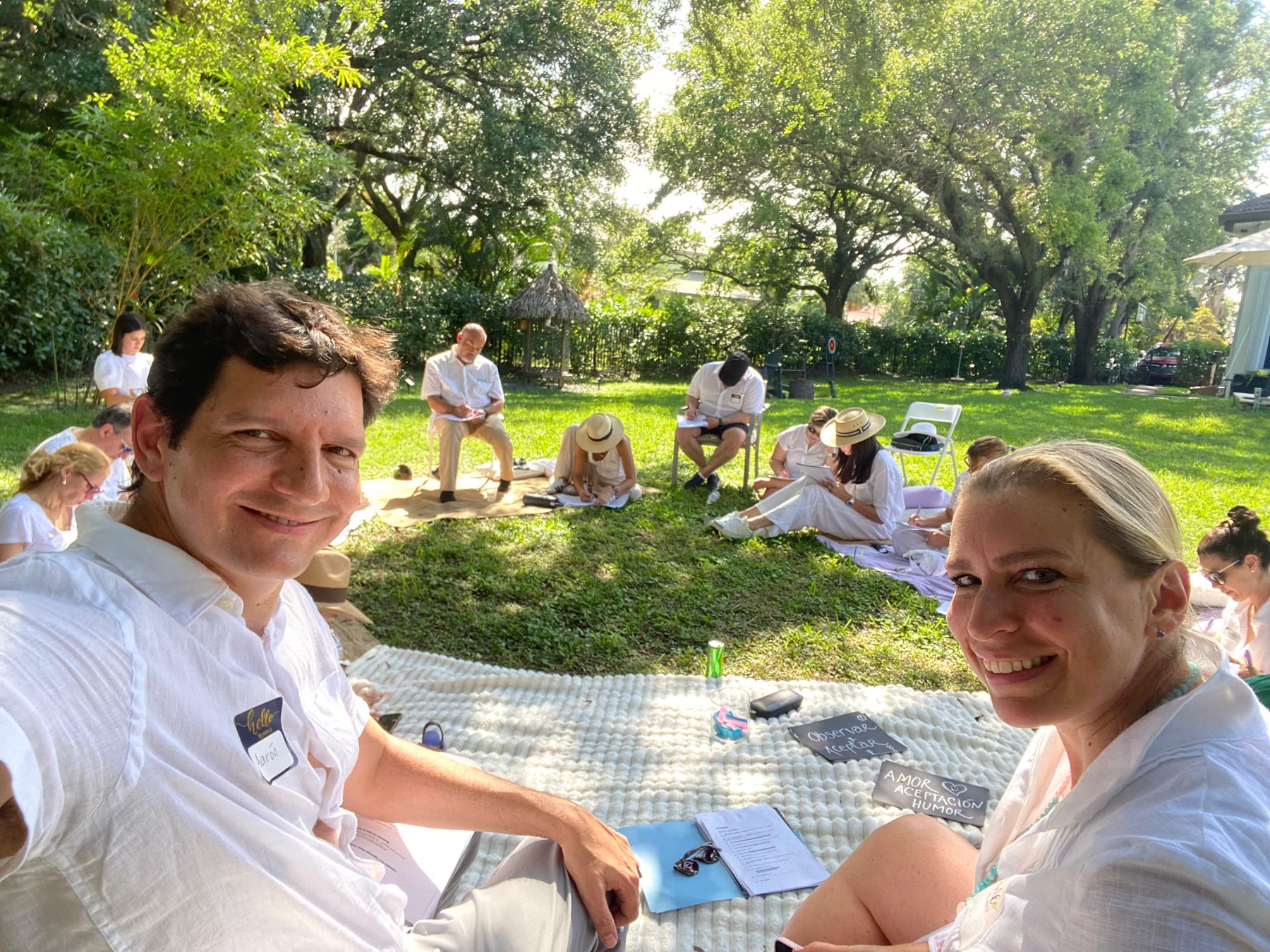 Aarón y Cristina con el grupo en un ejercicio de escritura