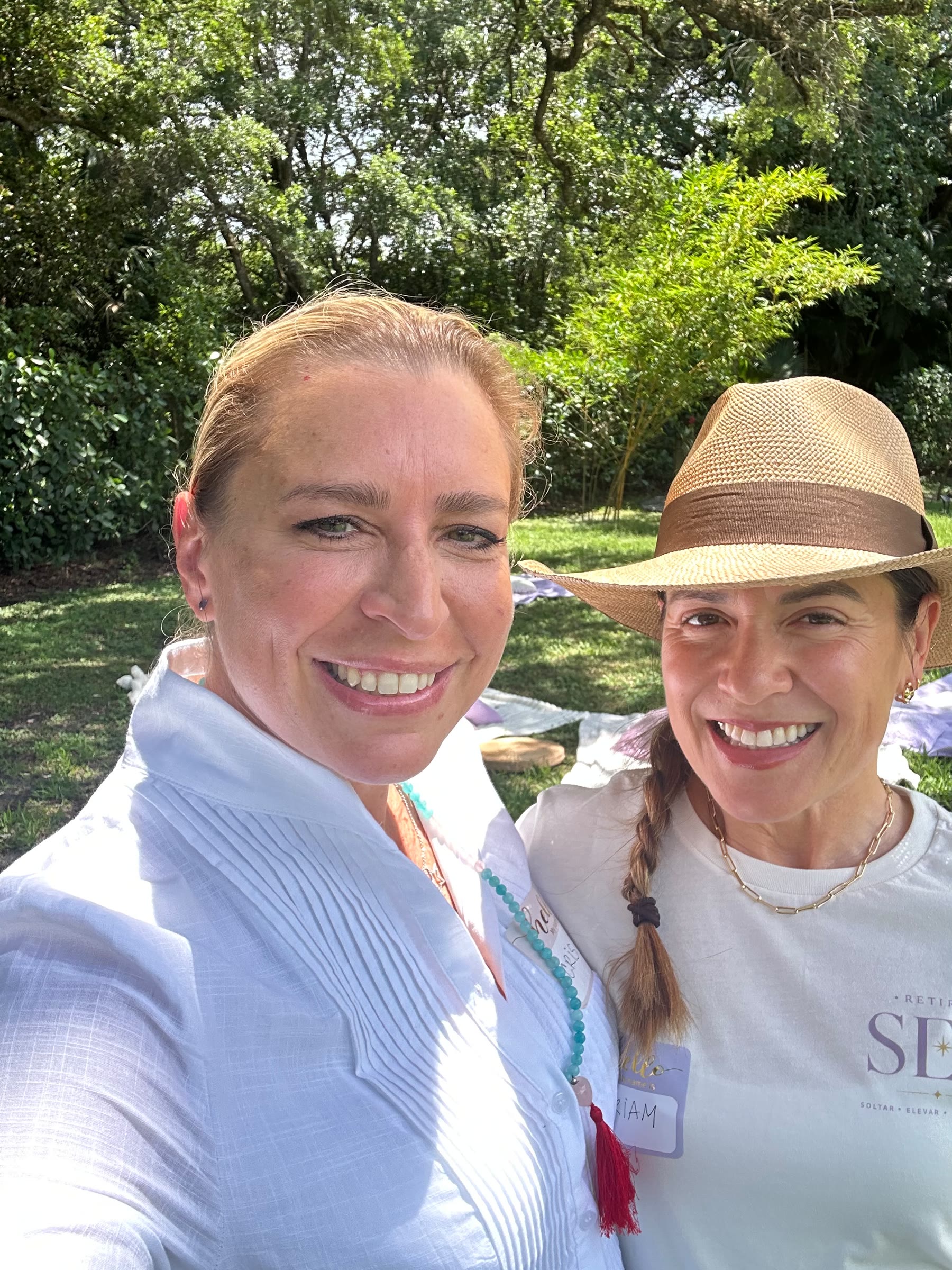 Cristina junto a una participante del retiro